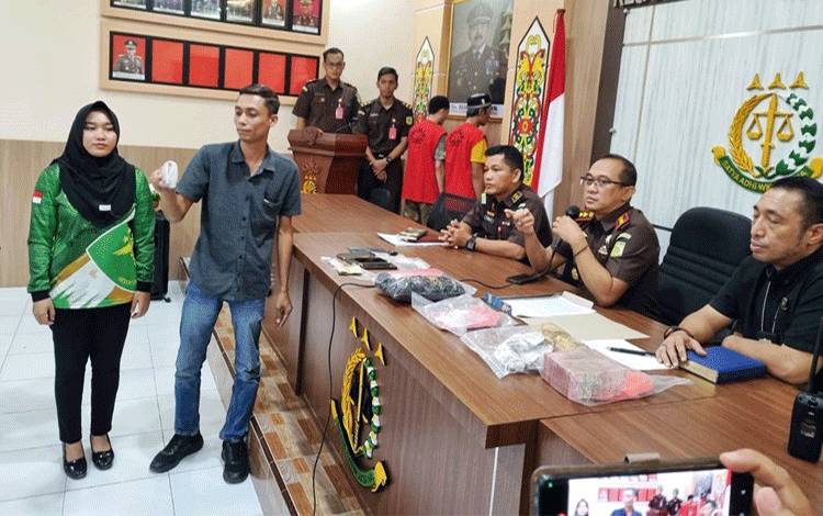 Kajari Lamandau Dezi Setiapermana menyaksikan penyidik Satresnarkoba Polres Lamandau memeriksa keaslian barang bukti sebelum dilimpahkan. (FOTO : HENDI NURFALAH)
