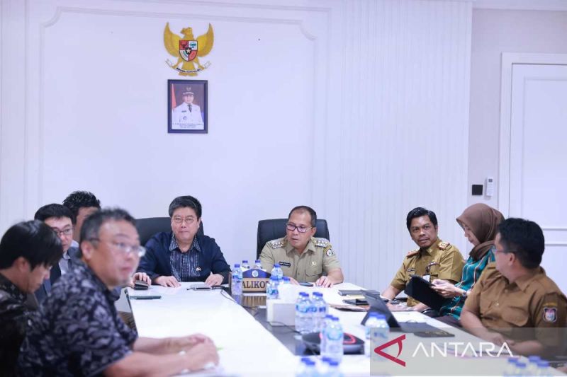 Wali Kota Makassar Moh Ramdhan Pomanto saat menerima kunjungan dari Maniwa, Jepang membahas beberapa rencana program bersama seperti Kota Rendah Karbon di Makassar, Rabu (21/8/2024). ANTARA/HO/Pemkot Makassar