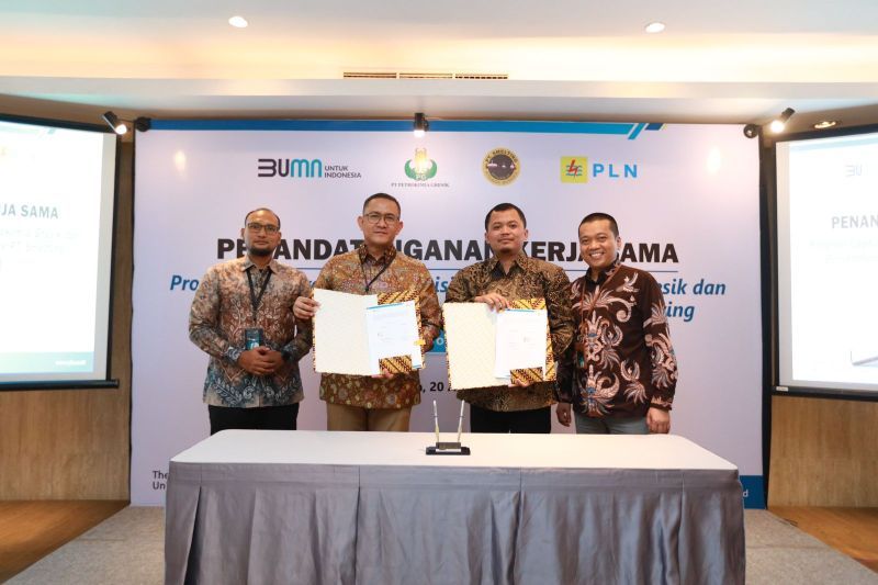 Penandatanganan kerja sama antara PLN, PT Petrokimia Gresik dan PT Smelting. (ANTARA/HO-PLN UID Jatim)