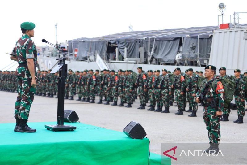 Pangdam VI Mulawarman Mayjend TNI Tri Budi Utomo saat memimpin upacara penerimaan satgas pengamanan perbatasan (Pamtas) Republik Indomeis -Malaysia di Kota Balikpapan, Provinsi Kalimatan Timur (ANTARA/HO-dokumen Pendam VI Mulawarman)