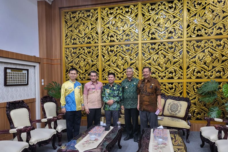 Foto bersama Penjabat Bupati Kubu Raya bersama jajaran Pemerintahan Kota Pontianak, di Pontianak. ANTARA/Rizki Fadriani
