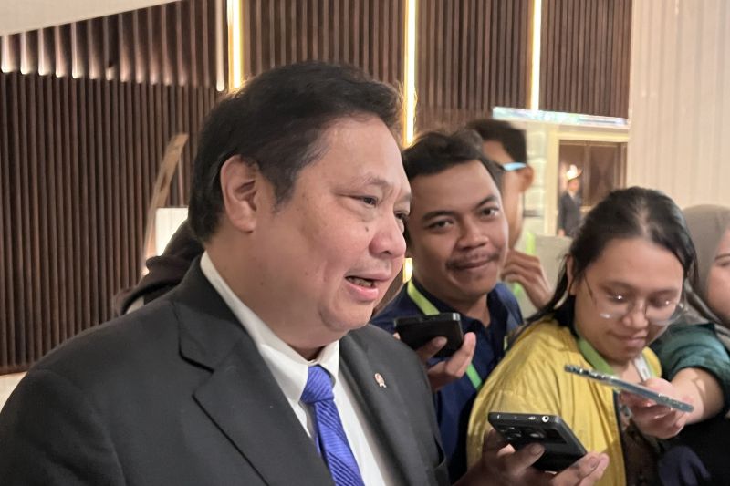 Menteri Perekonomian Airlangga Hartarto memberi keterangan ketika ditemui setelah menghadiri Asia Zero Emission Community (AZEC) 2nd Ministerial Meeting di Jakarta, Rabu (21/8/2024). ANTARA/Putu Indah Savitri