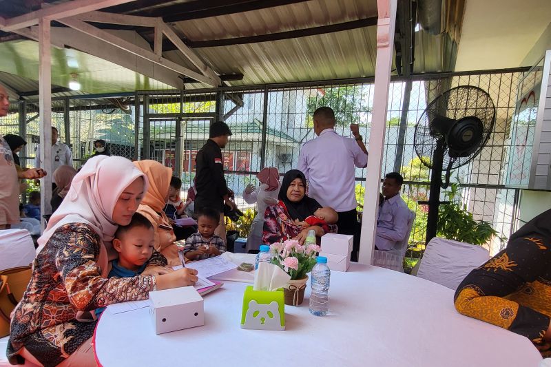 Suasana saat imunisasi di Sungai Raya. (ANTARA/Rizki Fadriani)