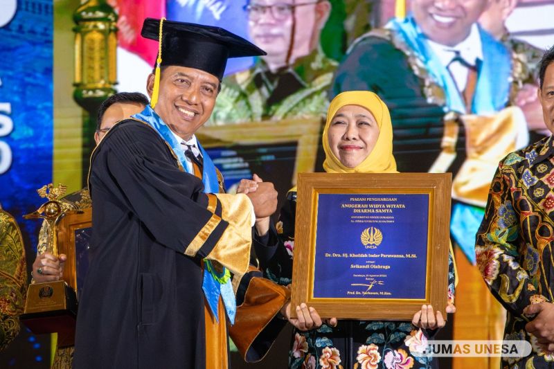 Khofifah Indar Parawansa saat menerima penghargaan dari Universitas Negeri Surabaya, Rabu (21/8/2024). (ANTARA/HO-Humas Unesa)