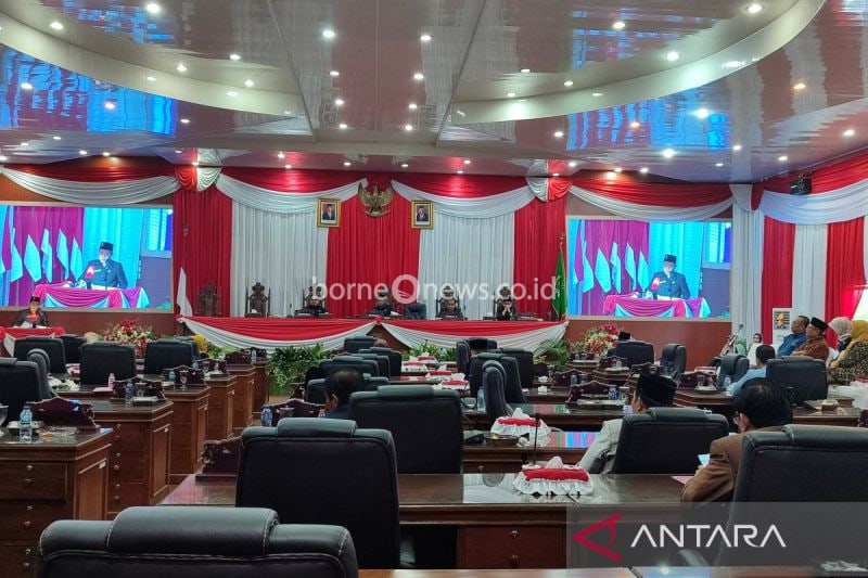 Anggota DPRD Kota Bengkulu saat membacakan rancangan APBD perubahan 2024 (20/8/2024). ANTARA/Anggi Mayasari