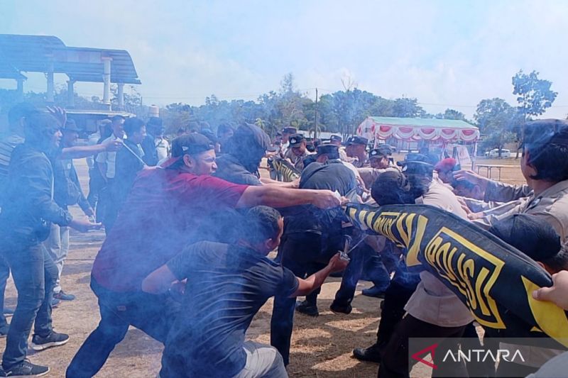 Polres Bangka Barat menggelar simulasi pengamanan pilkada di Lapangan Atletik Kompleks Pemda Bangka Barat di Mentok, Rabu (21/8/2024). (ANTARA/ Donatus Dasapurna)