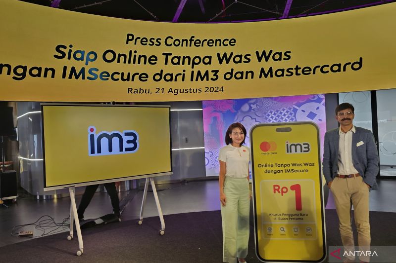 Director and Chief Commercial Officer Indosat Ooredoo Hutchison Rittesh Kumar Singh bersama President Director Mastercard Indonesia Aileen Goh mengenalkan IMSecure sebagai solusi pelindungan data pribadi di Jakarta, Rabu (21/8/2024). (ANTARA/Livia Kristianti)