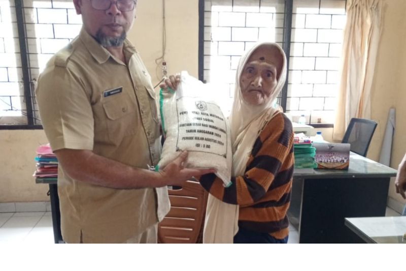 Pemerintah Kota Mataram Salurkan Bantuan Beras untuk Lansia