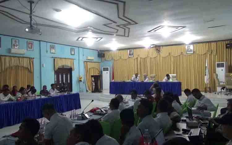 Pelaksanaan rapat evaluasi usulan PPTPKH di aula Bappeda Sukamara, Rabu, 21 Agustus 2024. (FOTO: NORHASANAH)