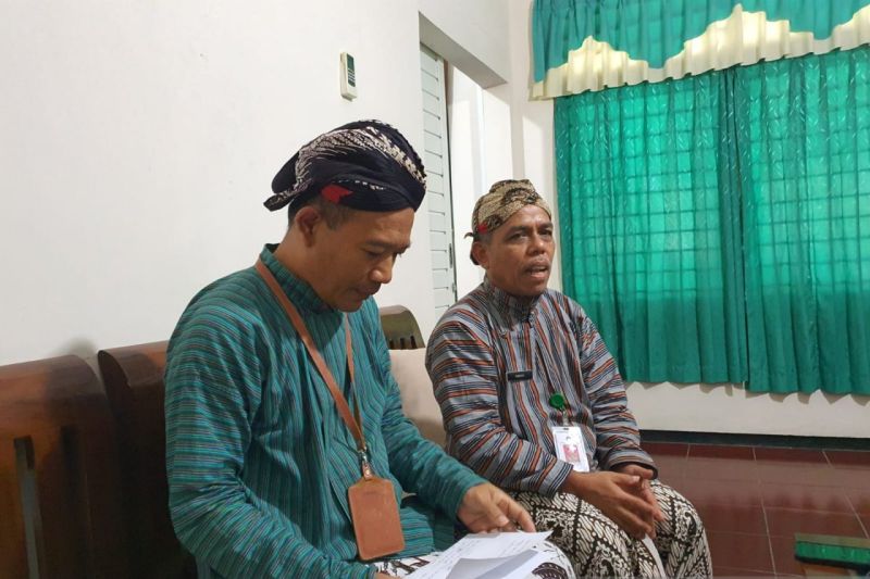 Kepala Dinas Kesehatan Gunungkidul, Ismono (kanan). ANTARA/Sutarmi.