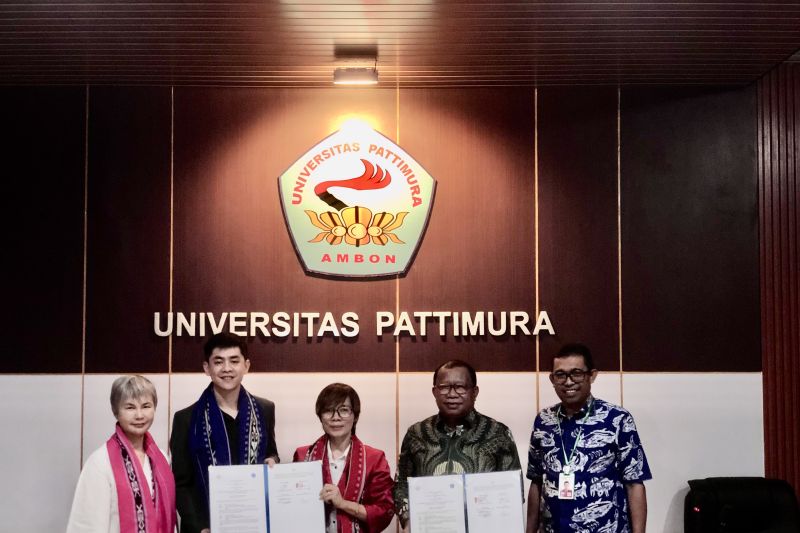 Penandatanganan perjanjian kerja sama dan nota kesepahaman antara Unpatti dan yayasan SIT (Antara/Dedy Azis)