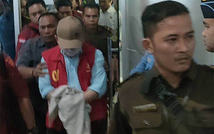 Diterbangkan ke Kalteng, Ujang Iskandar Ditahan di Rutan Palangka Raya