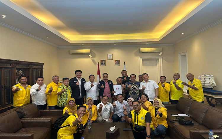 Foto bersama pasca penyerahan B1 KWK rekomendasi dari DPP Partai Perindo untuk pasangan Abdul Razak-Perdie M Yoseph (Foto:Humas Golkar untuk Borneonews)