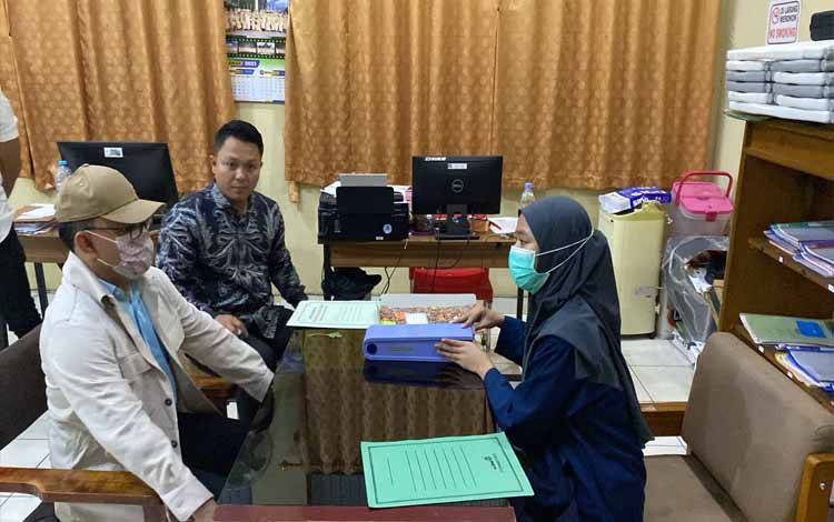 Tim penyidik Kejaksaan saat memeriksa berkas perkara dugaan kasus korupsi Ujang Iskandar (Foto:Kejati Kalteng)