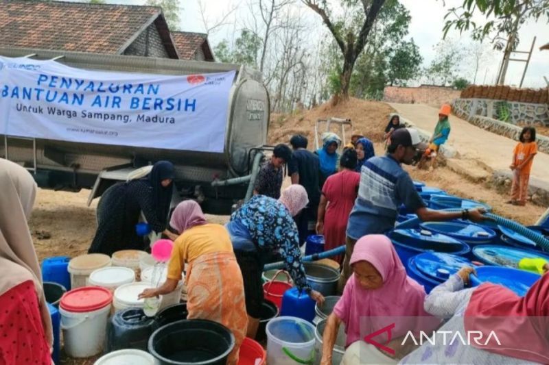 Dokumen pendistribusian bantuan air bersih oleh salah satu perusahaan di Kabupaten Sampang, Jawa Timur. (ANTARA/HO-Pemkab Sampang)
