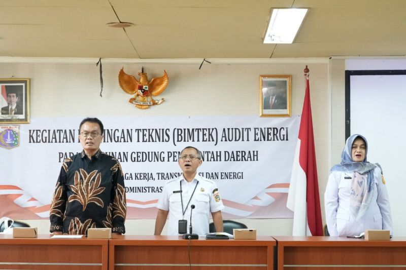 Pelaksana Tugas (Plt) Sekretaris Dinas Tenaga Kerja, Transmigrasi dan Energi (Nakertransgi) DKI Jakarta, Andono Warih (tengah) dan Pelaksana Tugas (Plt) Kepala Suku Dinas Nakertransgi Jakarta Pusat, Noviar Dinariyanti saat bimbingan teknis (bimtek) penghematan dan audit energi di Kantor Wali Kota Jakarta Pusat, Rabu (21/8/2024). (ANTARA/HO-Pemerintah Kota Jakarta Pusat)