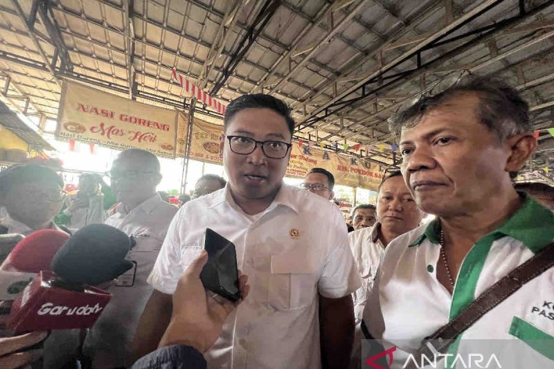 Wakil Menteri Pertanian (Wamentan) Sudaryono (kanan) menjawab pertanyaan awak media seusai mengunjungi Pasar Minggu, di Jakarta, Rabu (21/8/2024). ANTARA/Harianto