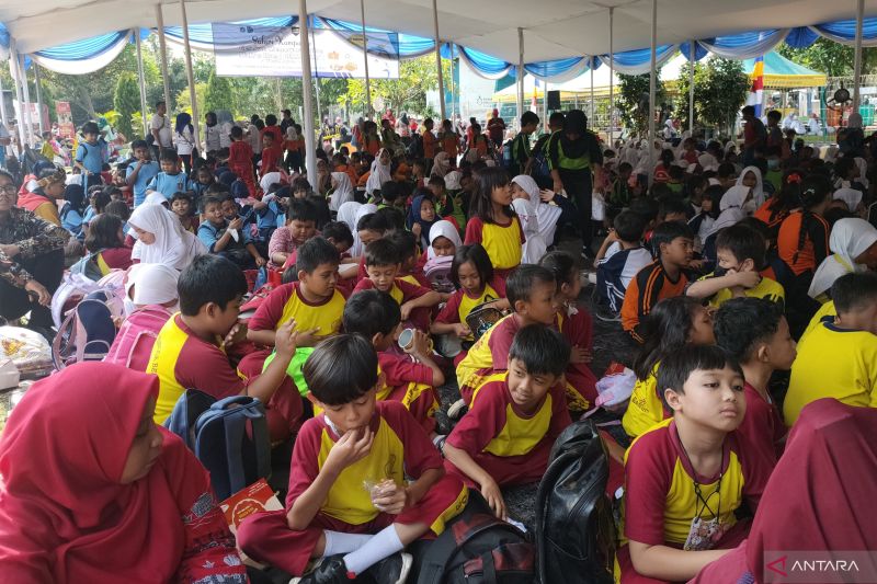 Arsip foto - Pemerintah Kota Jakarta Barat membagikan 1.050 paket olahan daging ikan kepada ratusan anak Sekolah Dasar (SD) dan balita di untuk menekan angka stunting di RPTRA Kalijodo, Tambora, Kamis (14/9/2023). ANTARA/Risky Syukur