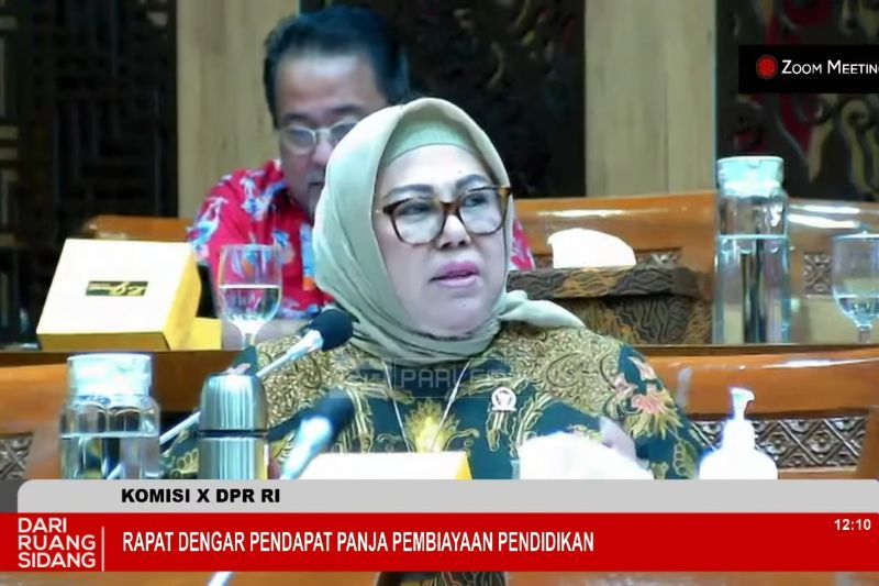 Anggota Komisi X DPR RI Rosiyati MH Thamrin menyampaikan masukan dalam Rapat Dengar Pendapat (RDP) Komisi X DPR RI dengan Panja Pembiayaan Pendidikan di Kompleks Parlemen pada Rabu (21/8/2024). (ANTARA/Hana Kinarina)