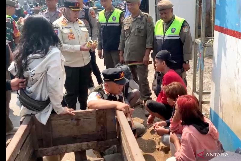 Satpol PP Kebayoran Lama mengamankan Pemerlu Pelayanan Kesejahteraan Sosial (PPKS) dalam Operasi Bina Tertib Praja, Jakarta, Rabu (21/8/2024). ANTARA/Luthfia Miranda Putri