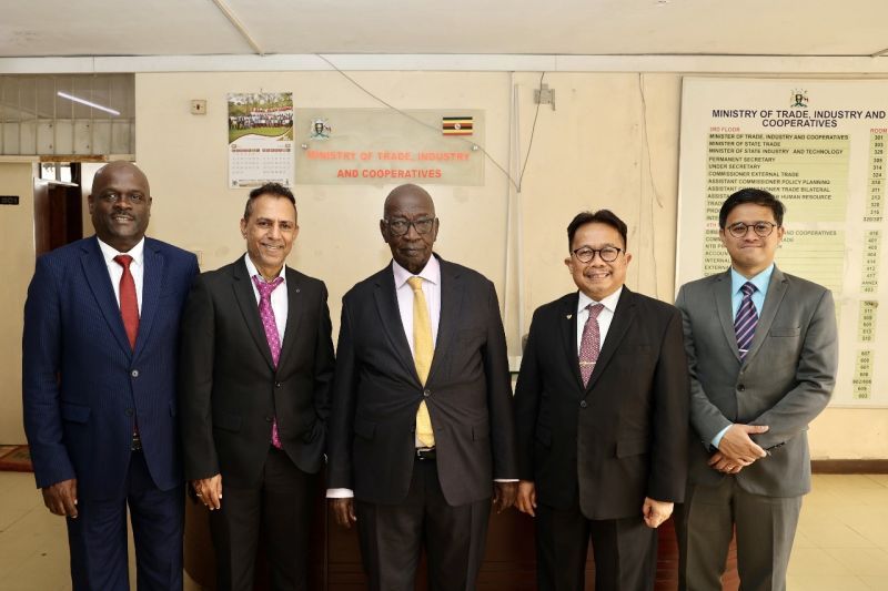 Duta Besar RI untuk Republik Kenya, Republik Demokratik Kongo (RDK), Uganda dan Somalia, Mohamad Hery Saripudin (kedua kanan) saat melakukan kunjungan pada Selasa (13/8/2024). (ANTARA/HO-KBRI Nairobi)