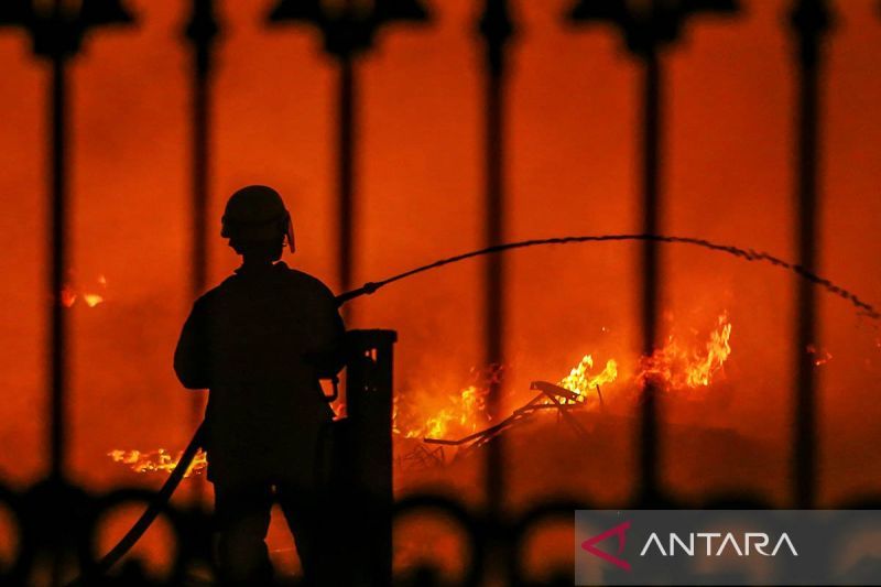 Ilustrasi - Petugas pemadam kebakaran berusaha memadamkan api. ANTARA FOTO/Fauzan/aa