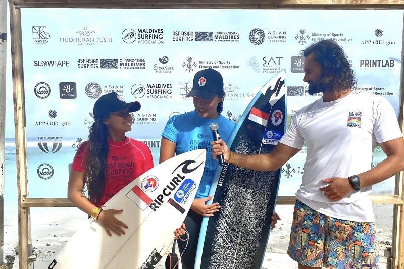 Taina Izquierdo (kiri) dan Kailani Kusuma Johnson (tengah) dalam wawancara usai berkompetisi di Heat 2 putaran ketiga Asian Surfing Championship di Thulusdhoo, Maladewa, Rabu (21/8/2024). (Asian Surfing Federation)