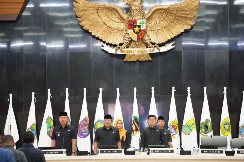 Ketua DPRD Jabar Taufik Hidayat bersama Pj Gubernur Jabar Bey Machmudin dalam Rapat Paripurna di DPRD Jabar, Rabu (21/8/2024). (ANTARA/HO DPRD Jabar)