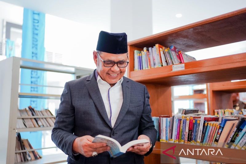 Bupati Solok Epyardi Asda tengah melihat koleksi buku di Perpustakaan Daerah Kabupaten Solok, Sumatera Barat. ANTARA/HO-Diskominfo Kabupaten Solok.