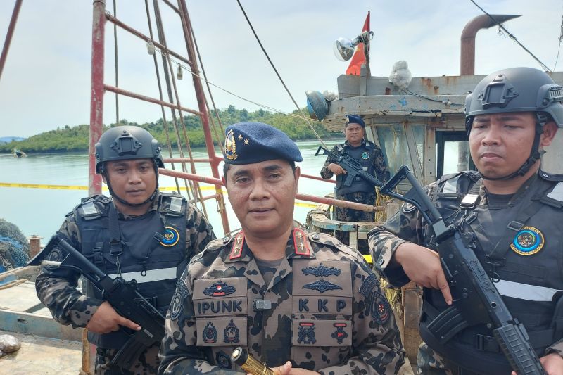 Direktur Jenderal Pengawasan Sumber Daya Kelautan dan Perikanan (PSDKP) Pung Nugroho Saksono saat memberikan keterangan kepada wartawan di Pangkalan PSDKP Batam, Kepulauan Riau, Rabu (21/8/2024). ANTARA/Laily Rahmawaty.