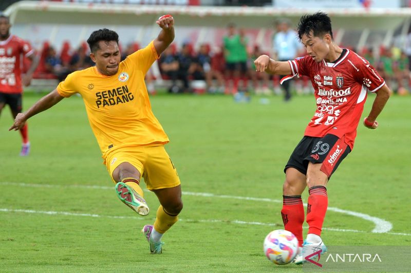 Pesepak bola Bali United Kenzo Nambu (kanan) berebut bola dengan pesepak bola Semen Padang Dodi Alekvan Djin (kiri) saat pertandingan Liga 1 2024/2025 di Stadion Kapten I Wayan Dipta Gianyar, Bali, Minggu (18/8/2024). ANTARA FOTO/Fikri Yusuf/nz