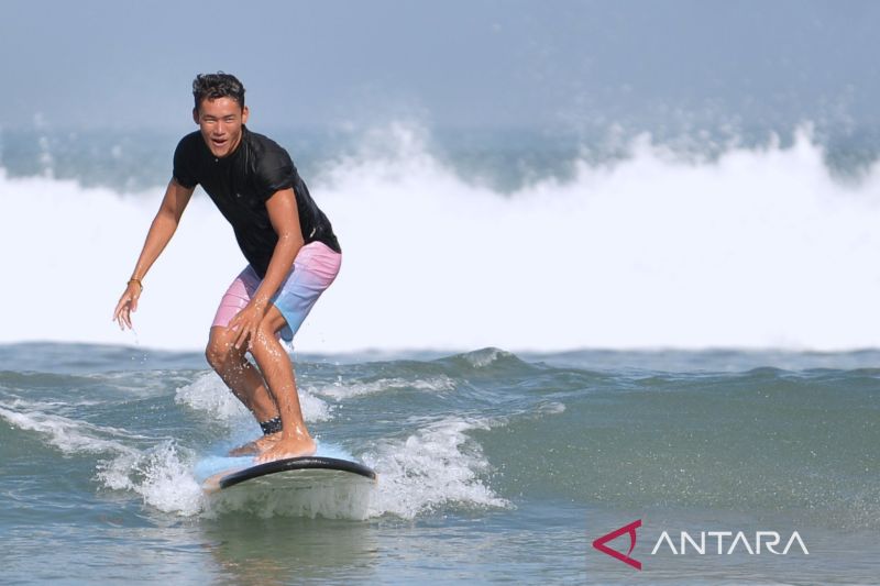 Atlet selancar ombak Indonesia Rio Waida berselancar di Pantai Legian, Badung, Bali, Sabtu (13/7/2024). ANTARA FOTO/Fikri Yusuf/wpa.
