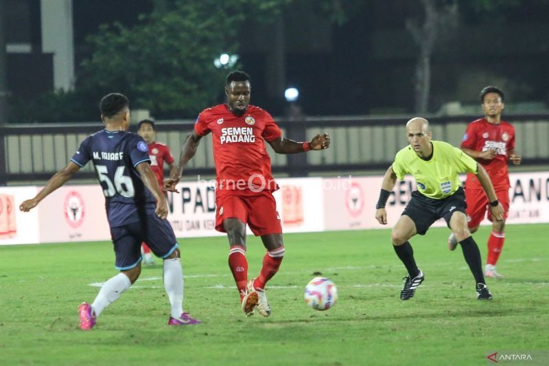 Pesepak bola Semen Padang Kenneth Ngwoke (tengah) berusaha melewati hadangan pesepak bola Borneo FC Fajar Fathurrahman (kiri) pada pertandingan BRI Liga 1 di Stadion STIK, Jakarta, Senin (12/8/2024). Borneo FC menang dengan skor 3-1. ANTARA FOTO/Asprilla Dwi Adha/aww.
