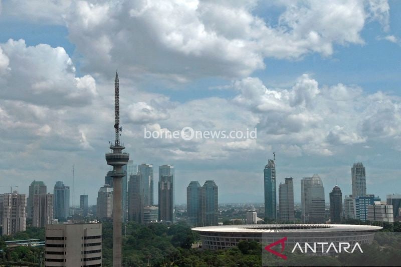 Arsip foto - Suasana langit cerah disertai awan di sebagian wilayah Ibu Kota, Jakarta, FOTO ANTARA/Ismar Patrizki/mes/pri.