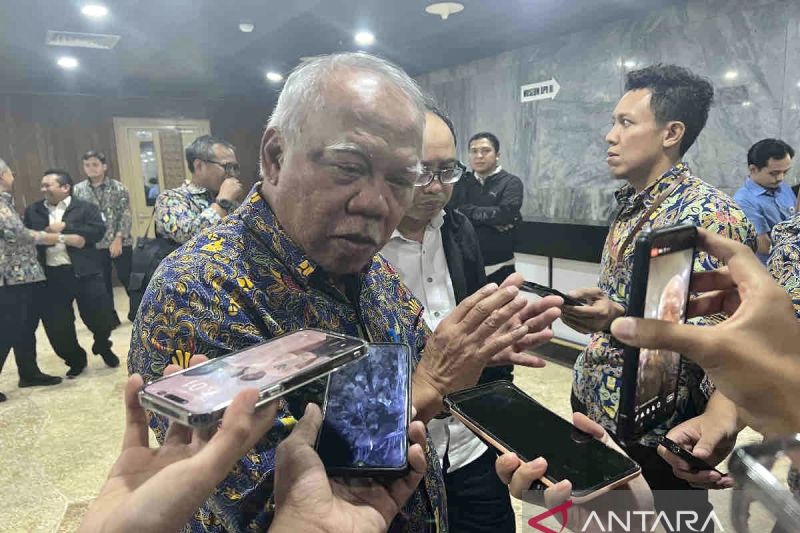 Menteri PUPR Basuki Hadimuljono menjawab pertanyaan awak media seusai Rapat Kerja bersama Komisi V DPR RI di Jakarta, Rabu (21/8/2024). ANTARA/Harianto