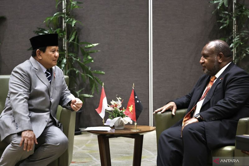 Menteri Pertahanan RI Prabowo Subianto (kiri) dan Perdana Menteri Papua Nugini James Marape (kanan) bertemu di Port Moresby, Papua Nugini, Rabu (21/8/2024). ANTARA/HO-Biro Humas Setjen Kemhan RI.