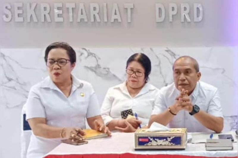 Konferensi Pers Sekwan DPRD Ambon bersama staf, di Ambon, Rabu. (ANTARA/Winda Herman)