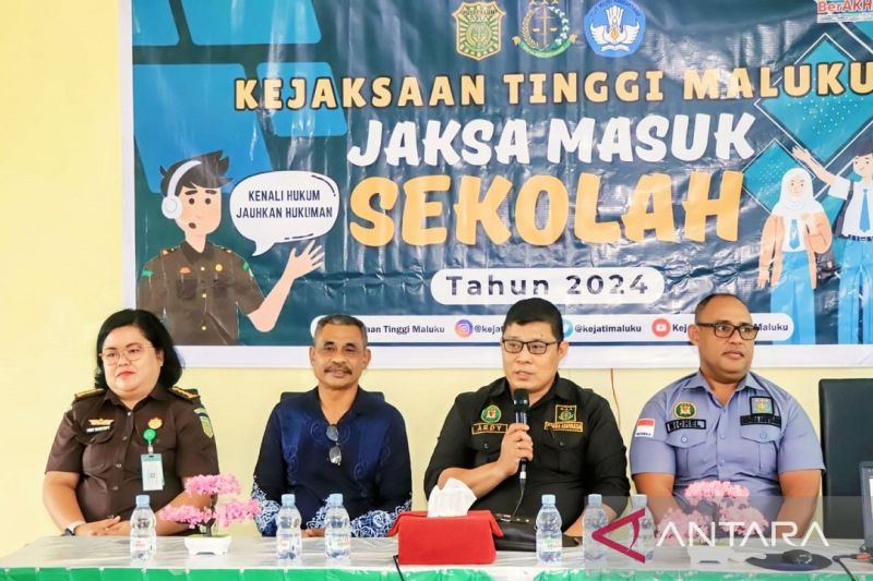Tim penerangan dan penyuluhan hukum Bidang Intelijen Kejati Maluku dipimpin Kasi Penkum dan Humas Ardy melaksanakan program Jaksa Masuk Sekolah pada dua sekolah di Kecamatan Leihitu (Pulau Ambon) Kabupaten Maluku Tengah. (ANTARA/HO/Kejati Maluku)