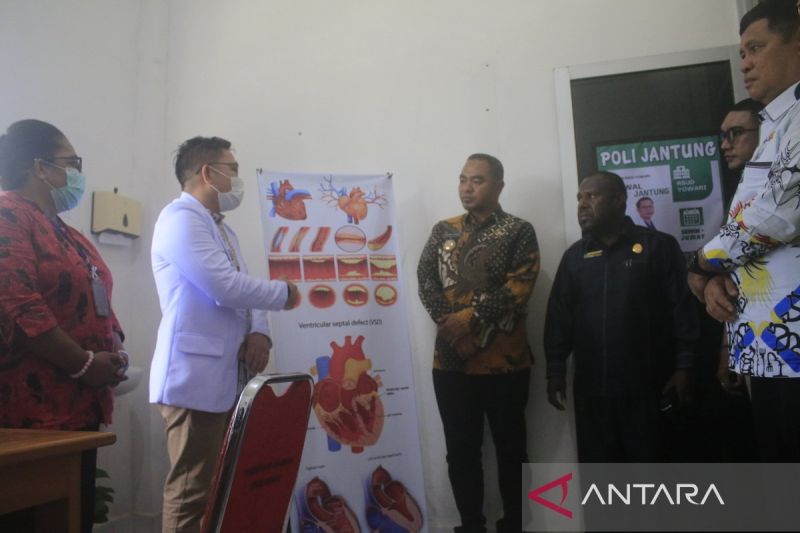 Dokter Spesialis Jantung dan Pembuluh Darah di RSUD Yowari dr Agustinus Fatola,SpJP saat memberikan penjelasan kepada Pj Bupati Jayapura Triwarno Purnomo dan anggota DPRD setempat saat melakukan kunjungan kerja di rumah sakit daerah itu. (ANTARA/Yudhi Efendi)