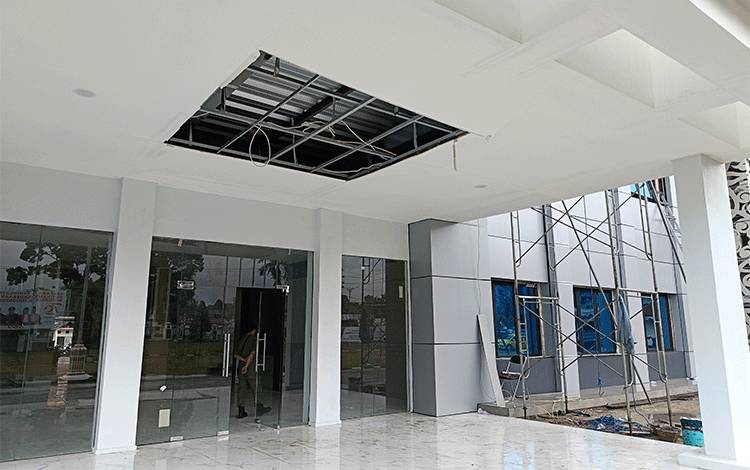 Plafon Teras Kantor Bupati Barito Timur Runtuh, Diduga Kualitas Pekerjaan Buruk