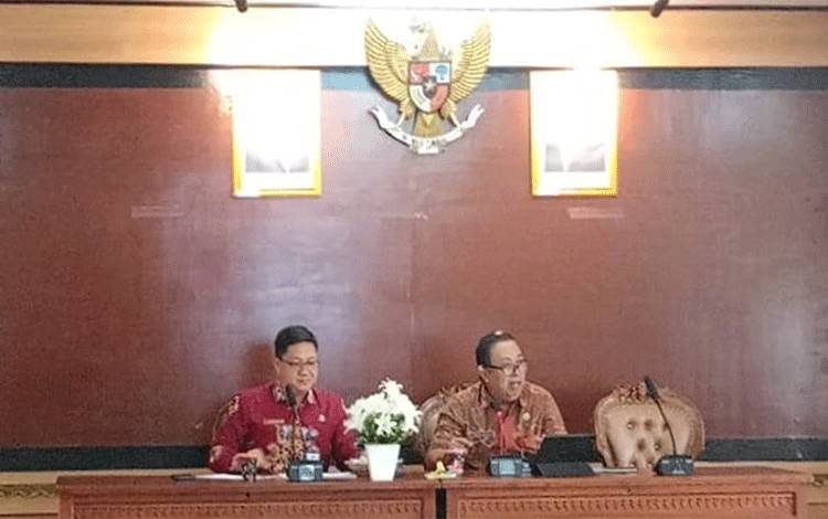 Kabid PSDKP Dislutkan Kalteng, Flederick bersama Kepala Dislutkan Provinsi Bali Putu Sumardiana di Dislutkan Bali, baru baru ini. (FOTO: DISLUTKAN KALTENG)