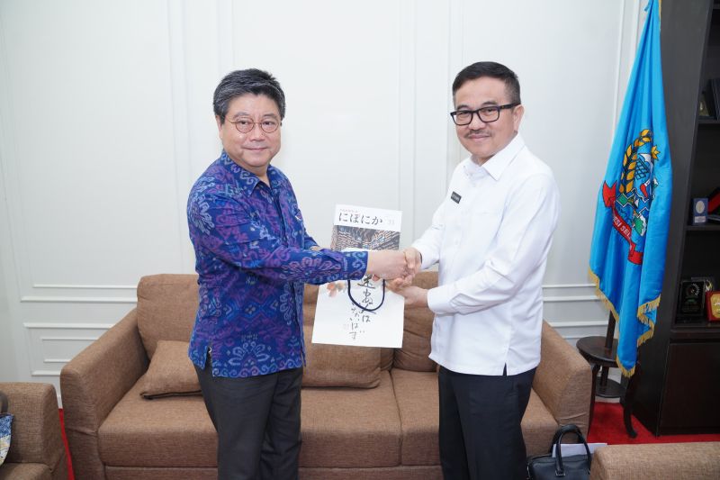 Sekprov Sulsel Jufri Rahman (kanan) dan Konsuler Jepang bertemu membahas peningkatan kerjasama tiga sektor di Makassar.ANTARA/HO-Humas Pemprov Sulsel.