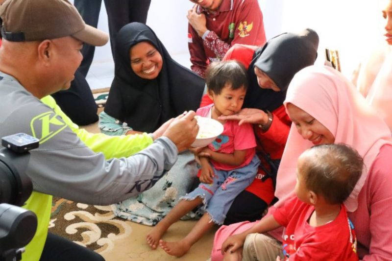 Bupati Kukar Edi Damansyah menyuapi makanan tambahan untuk balita, saat berkunjung ke Posyandu Rapak Lembur, Kukar, pada Rabu, 14/8. (Antara/ HO Prokom Kukar)