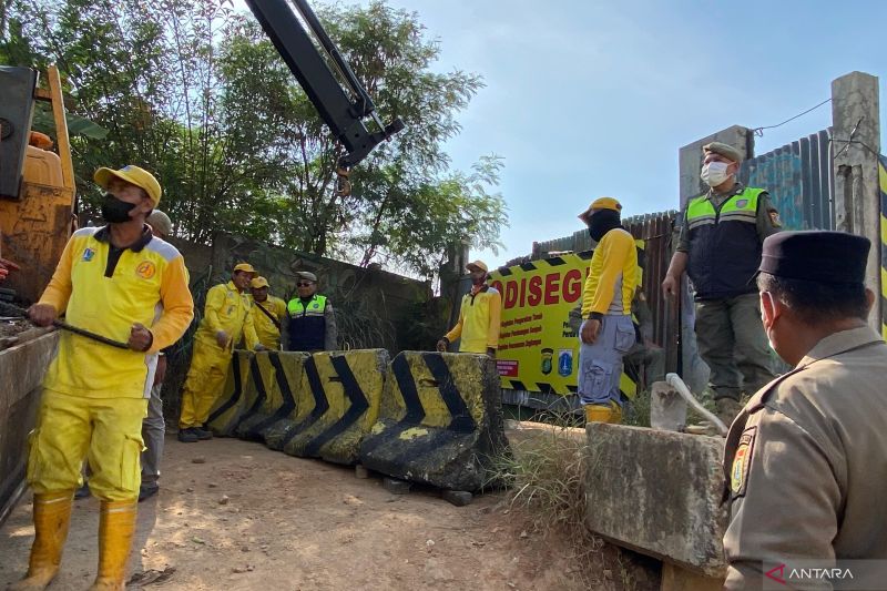 Pemerintah Jakarta Selatan Segel TPS Ilegal demi Kesehatan Masyarakat