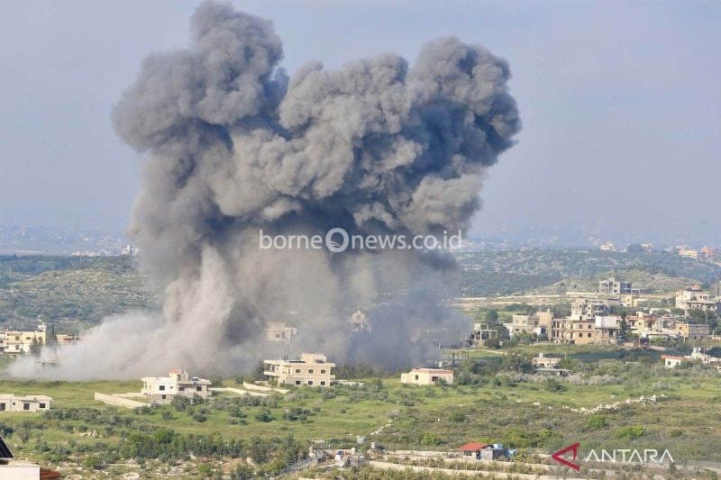 Kepulan asap tebal yang disebabkan oleh serangan Israel terlihat di Majdal Zoun, Lebanon (15/4/2024). (ANTARA FOTO/Xinhua/Ali Hashisho/aww.)