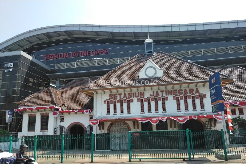 Pengendara sepeda motor melintas di depan Stasiun Jatinegara. ANTARA/HO-KAI Daop 1 Jakarta.