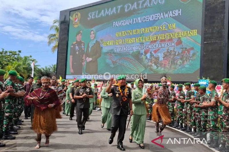Pangdam XVII/Cenderawasi Mayjen TNI Rudi Puruwito saat tiba di Makodam Cenderawasih, Kota Jayapura, Papua, Kamis (22/8). ANTARA/Qadri Pratiwi.