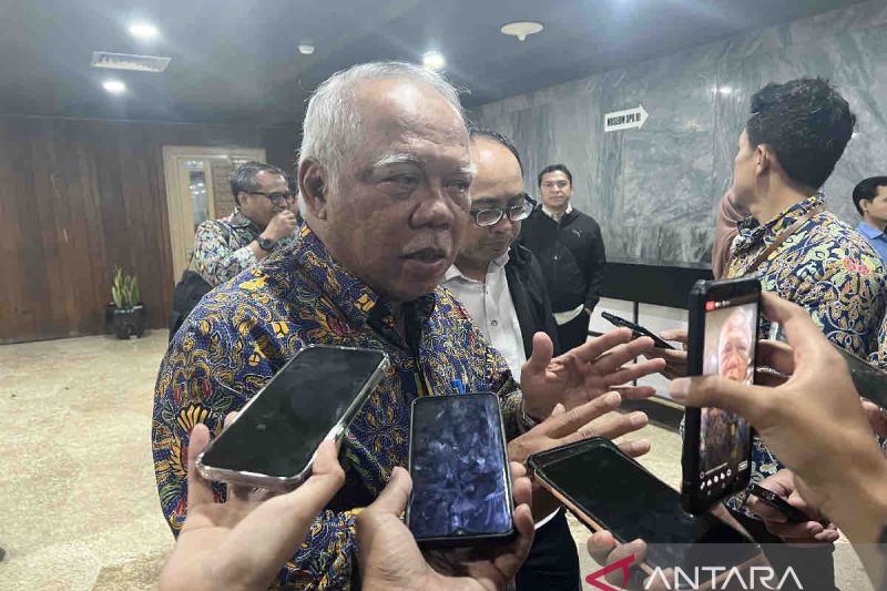 Minister of Public Works and Public Housing (PUPR) Basuki Hadimuljono in a press statement after attending a work meeting with DPR in Jakarta on Wednesday, August 21, 2024. (ANTARA/Harianto/rst)