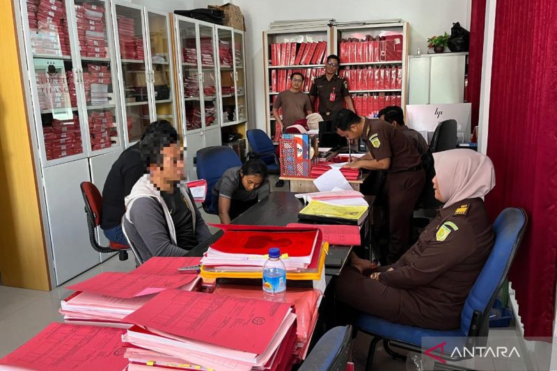 Jaksa memeriksa anggota polisi berinisial IR (kiri) yang menjadi tersangka rudapaksa putri kandung dalam kegiatan tahap dua di kantor Kejari Sumbawa, NTB, Kamis (22/8/2024). ANTARA/HO-Kejari Sumbawa