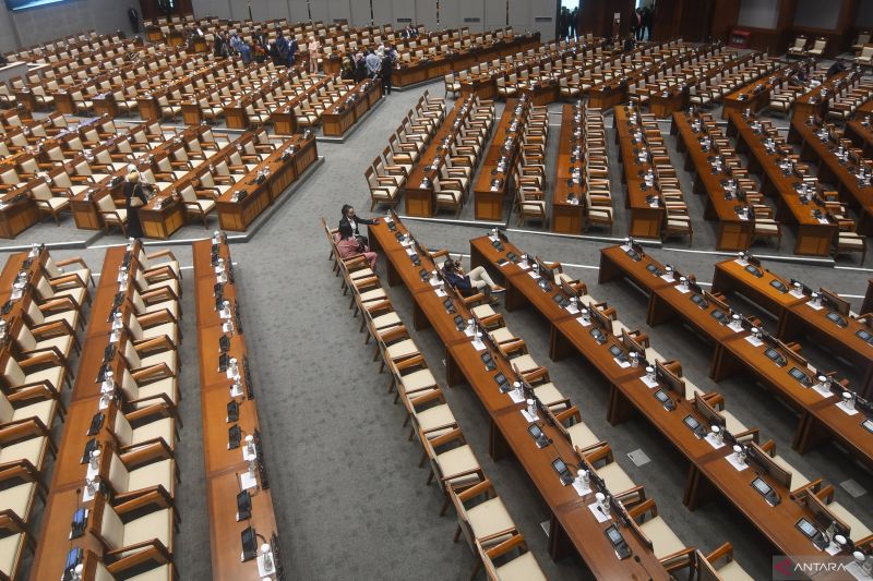 Kursi-kursi kosong terlihat saat sidang paripurna di Gedung Parlemen, Jakarta, Kamis (22/8/2024). DPR menunda rapat paripurna pengesahan Rancangan Undang-Undang atau RUU Pilkada dan akan menjadwalkan kembali karena jumlah anggota DPR yang hadir tidak kuorum atau hanya 89 orang yang hadir dan 87 orang izin. ANTARA FOTO/Aditya Pradana Putra/tom. (ANTARA FOTO/ADITYA PRADANA PUTRA)